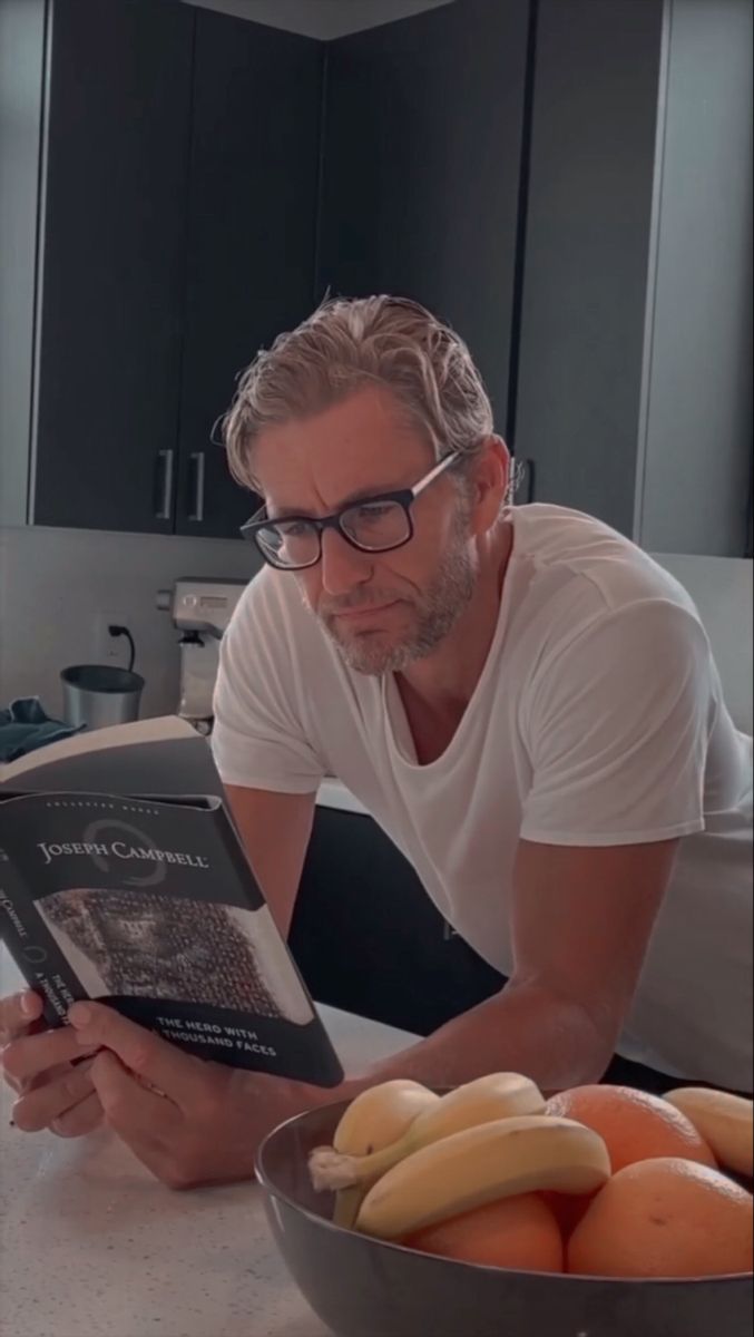 Sweet Aussie is reading